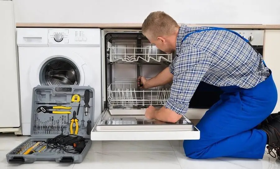 Derince Gaggenau servisi teknisyen ekibi beyaz eşya tamiri yaparken